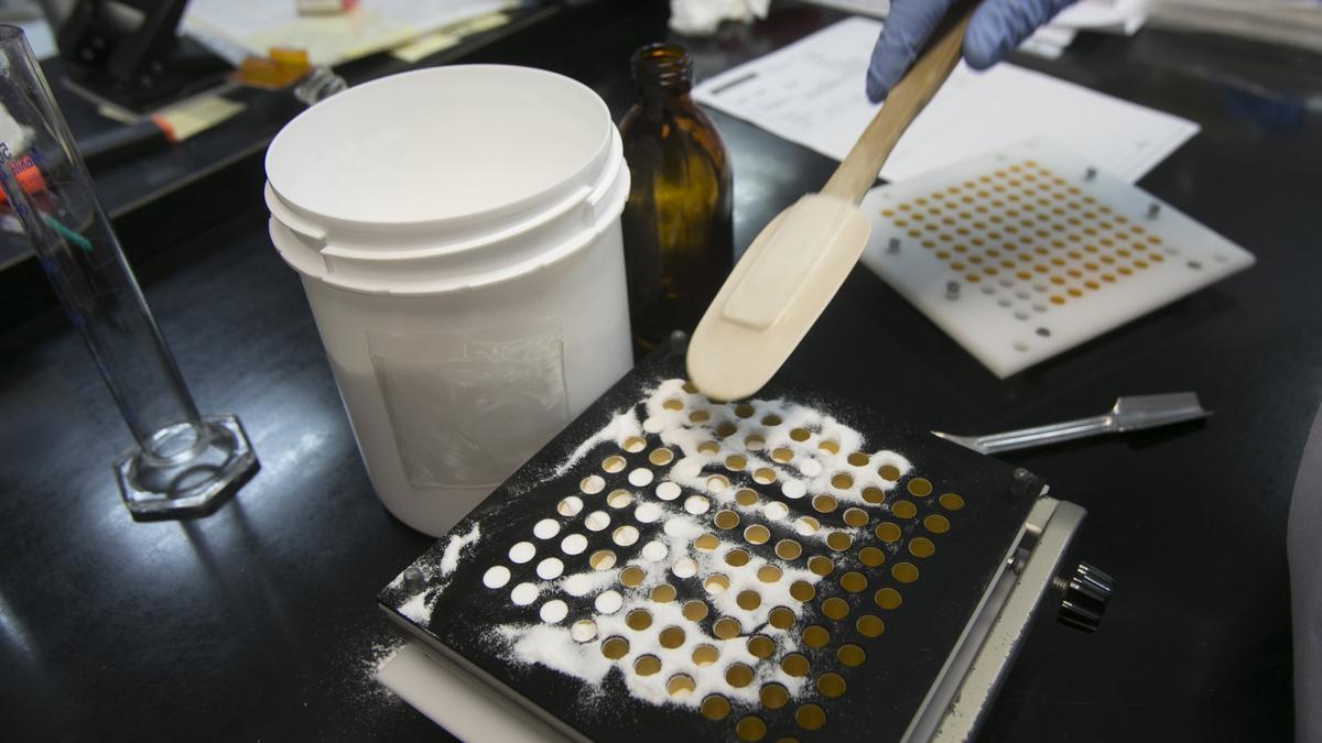 Preparación de medicamentos en el servicio de Farmacia del Hospital General de Alicante