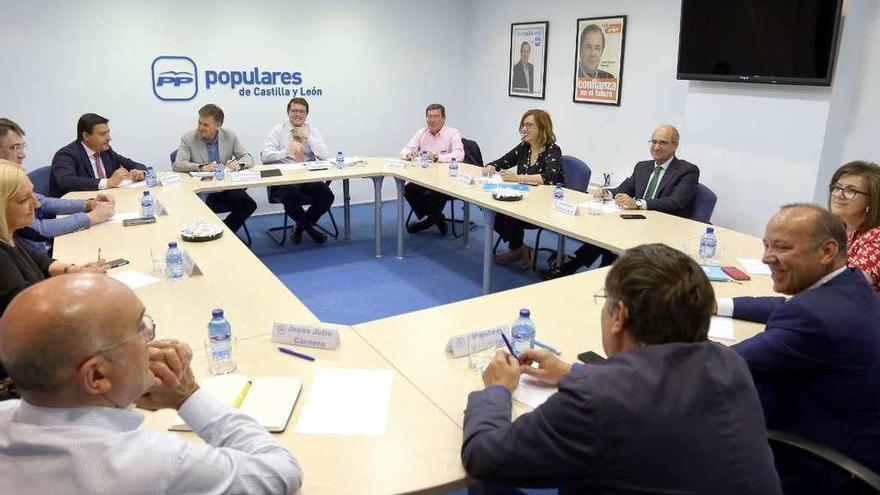 Reunión de Mañueco con los responsables del PP en la región , entre ellos el zamorano José María Barrios.