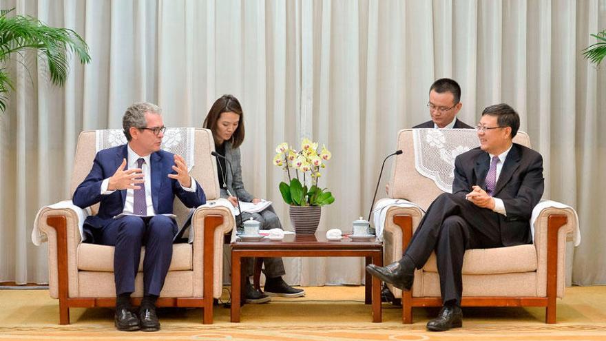 Pablo Isla y Chen Ji Ning durante su encuentro institucional.