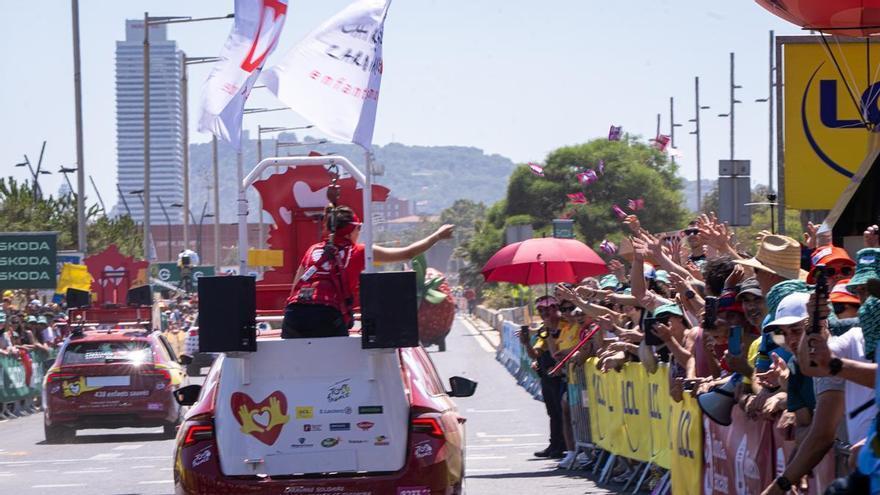 A PIE DE CALLE| El desfile previo a la salida, visto desde la caravana