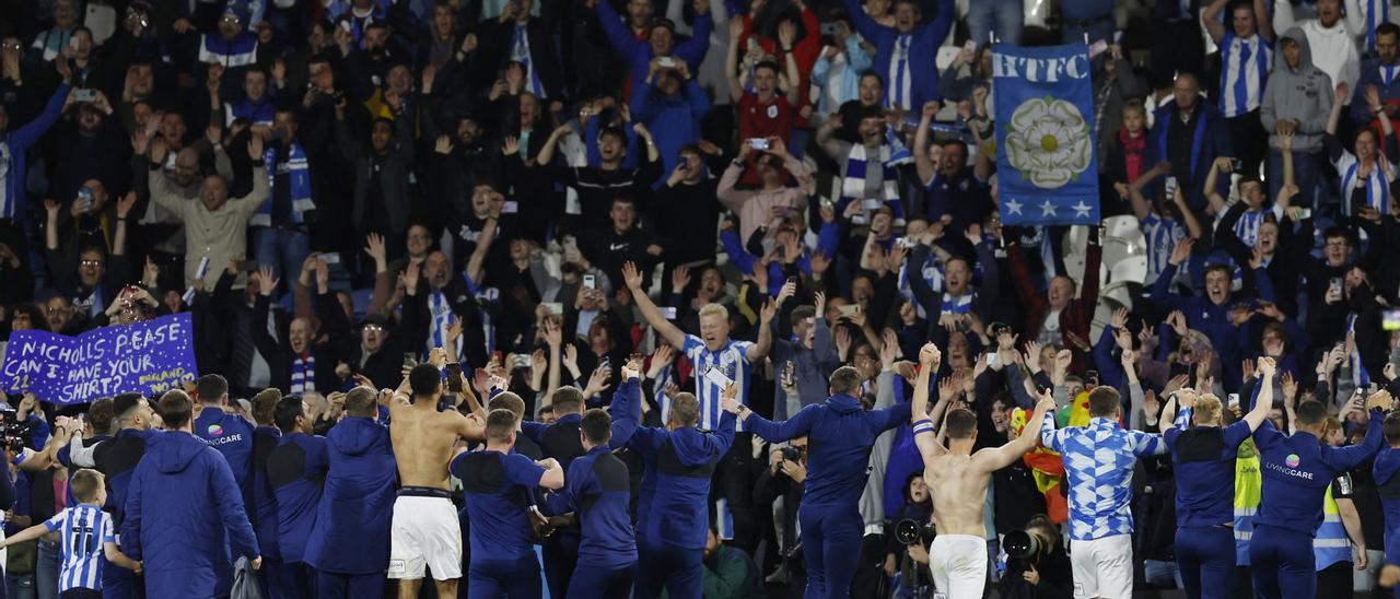 El Huddersfield celebra amb l’afició el bitllet a la final del play-off.