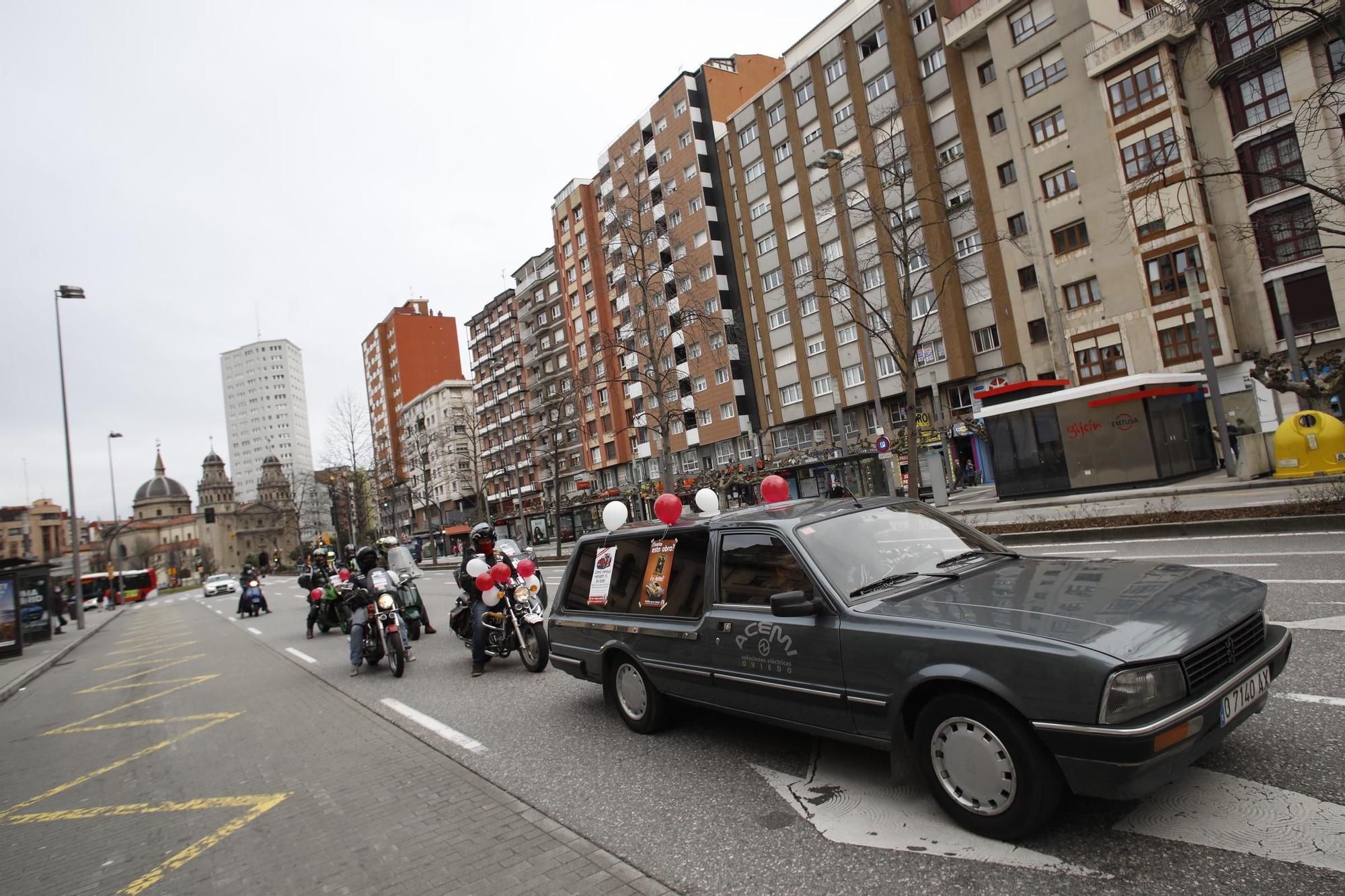 Centenares de vehículos clásicos marchan por Gijón contra la ordenanza de movilidad