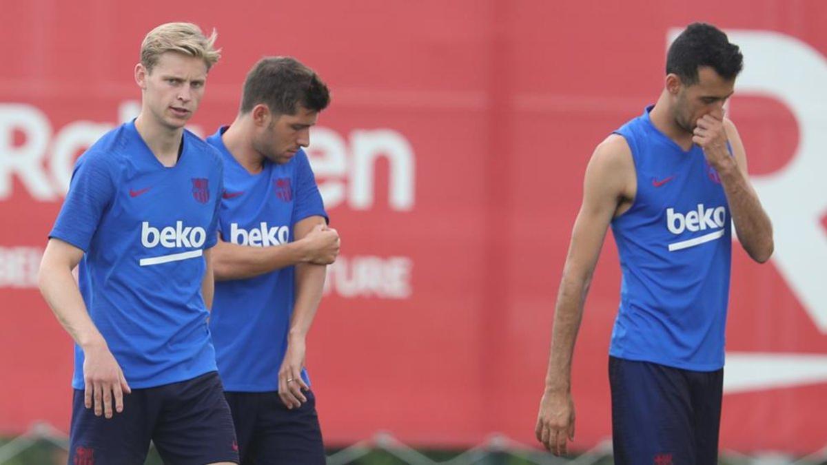 De Jong y Busquets, durante un entrenamiento en la Ciutat Esportiva