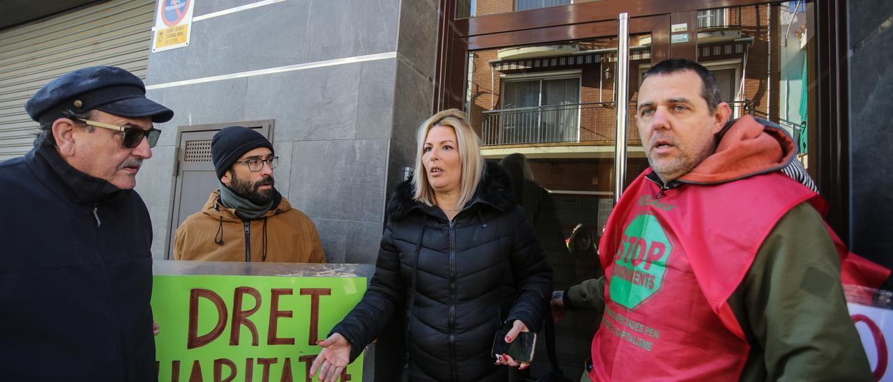 Rosa Cañameras, al centre, rodejada d'activistes de la PAH.