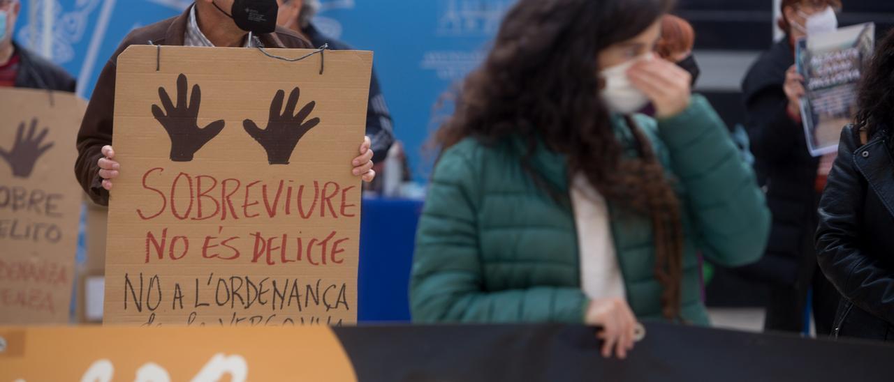 Una protesta contra la ordenanza, en la plaza del Ayuntamiento