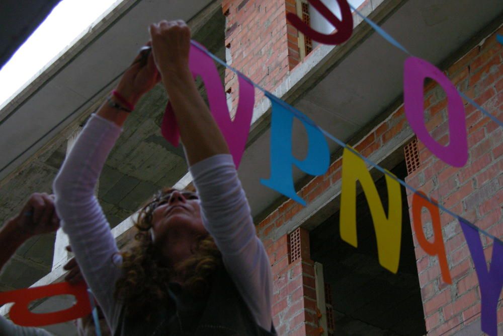 Els veïns preparant les decoracions dels carrers