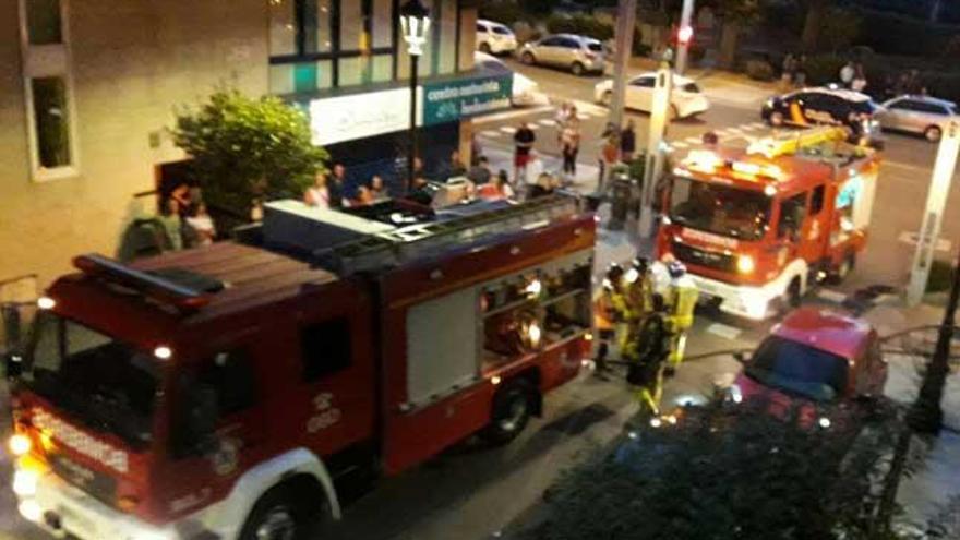 Los bomberos en el cruce entre la calle Arenal y Canceleiro // FdV