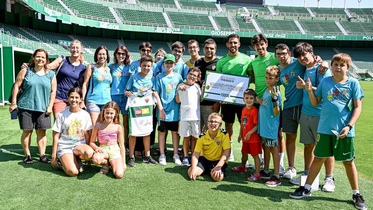 PerE Milla y Pedro Bigas, con los representantes y niños y niñas de AITEAL, este martes, en el estadio Martínez Valero