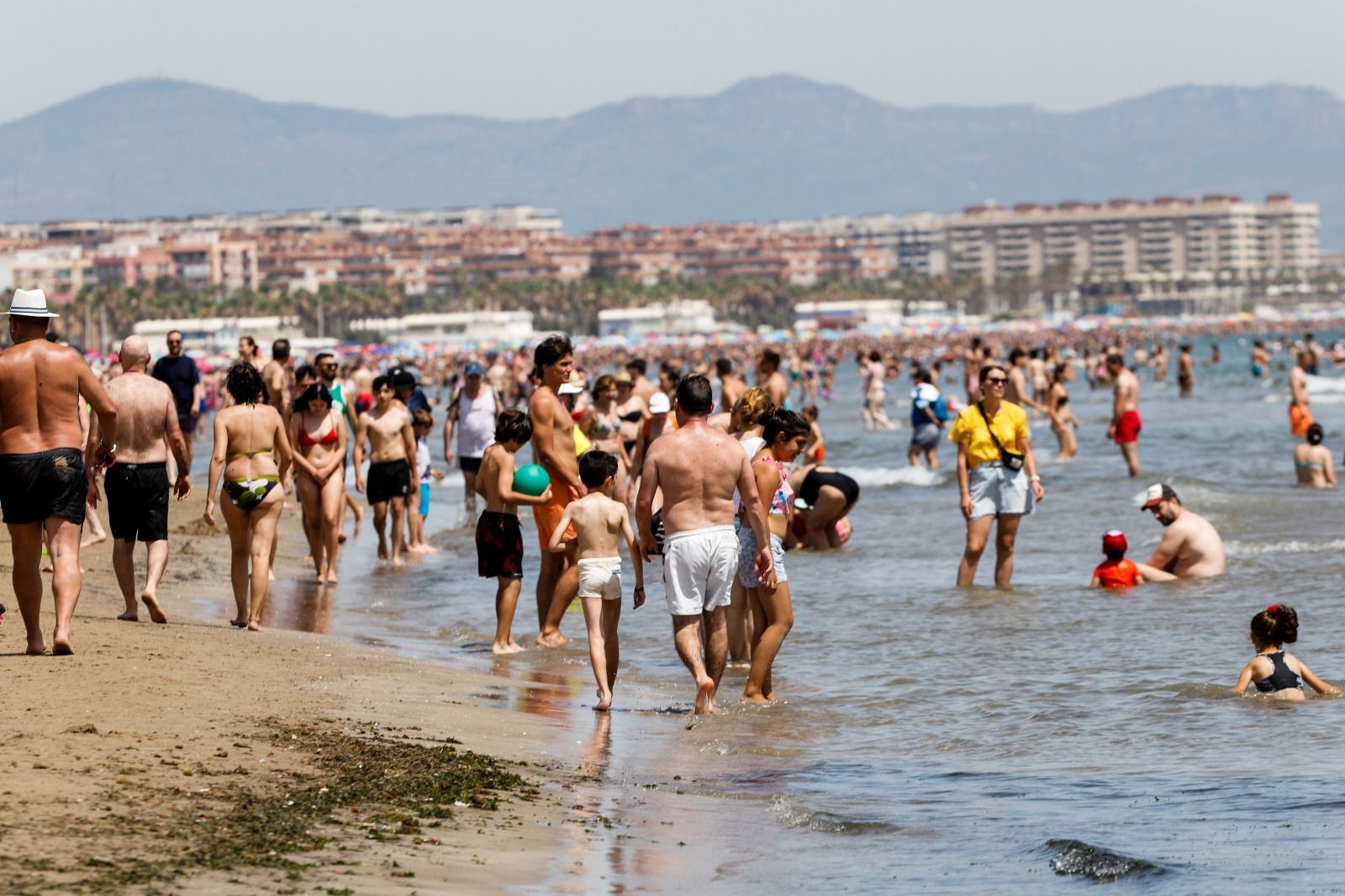 Domingo de calor extremo en las playas de València que lucen hasta la bandera