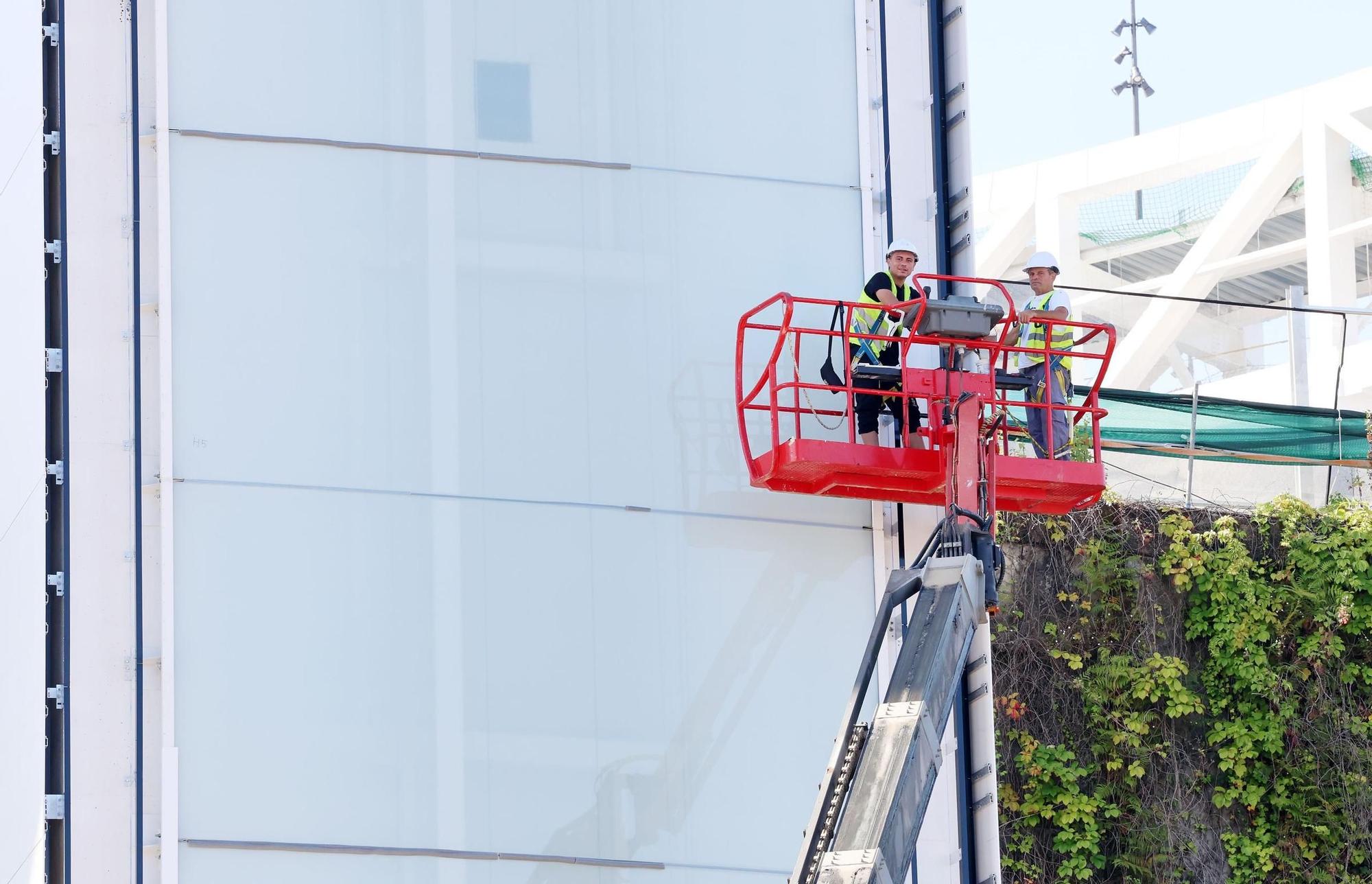 El anillo del ascensor HALO finaliza su izado y "aluniza" en la plaza de Vialia