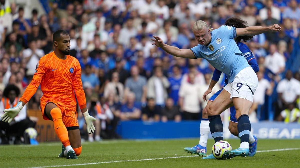 Haaland se escapa de Cucurella y bate por arriba a Robert Sánchez, el meta del Chelsea, en el 0-1 del City.