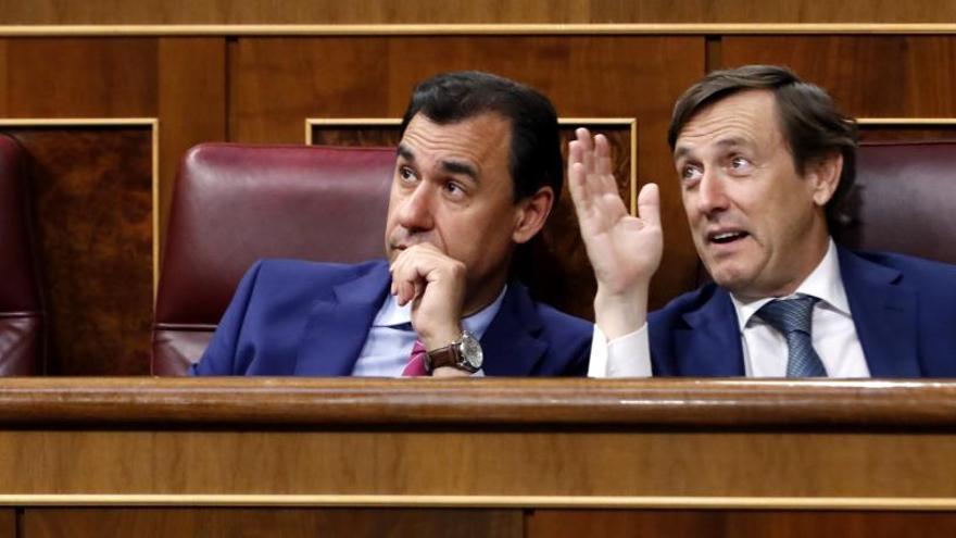 Maíllo y Hernando, durante las votaciones.