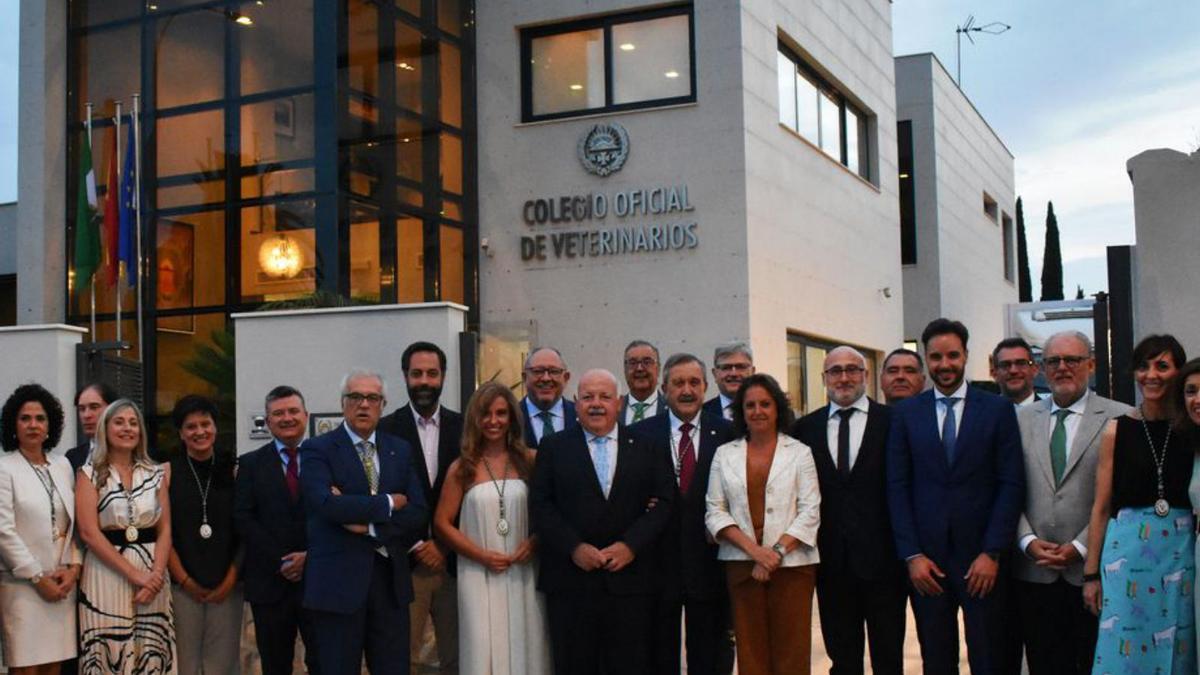 Foto de familia de la junta directiva del Colegio de Veterinarios de Córdoba.