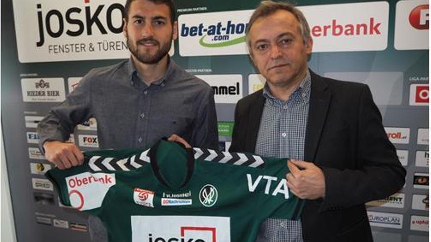 Gavilán con el director deportivo del Ried.