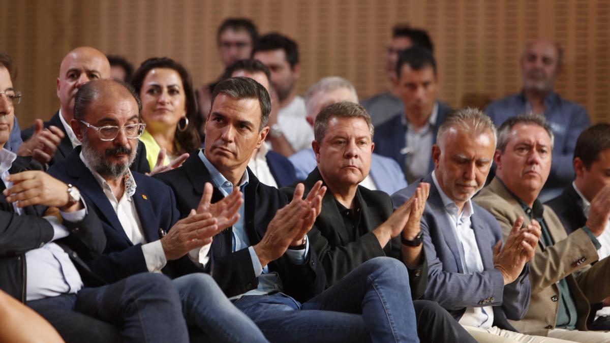 El presidente del Gobierno, Pedro Sánchez, junto a barones socialistas, en un acto del PSOE.