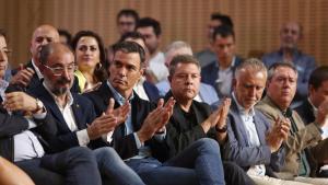 El presidente del Gobierno, Pedro Sánchez, junto a barones socialistas, en un acto del PSOE.