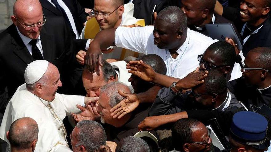 Francisco, rodeado de sacerdotes tras una misa multitudinaria en la Plaza de San Pedro, el pasado junio.