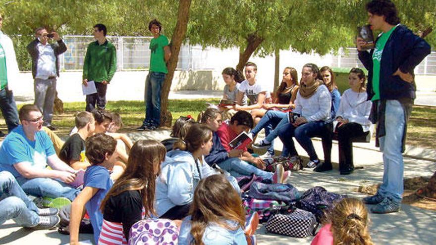 Una de las clases que se impartieron ayer en una de las plazas de Son Ferrer.