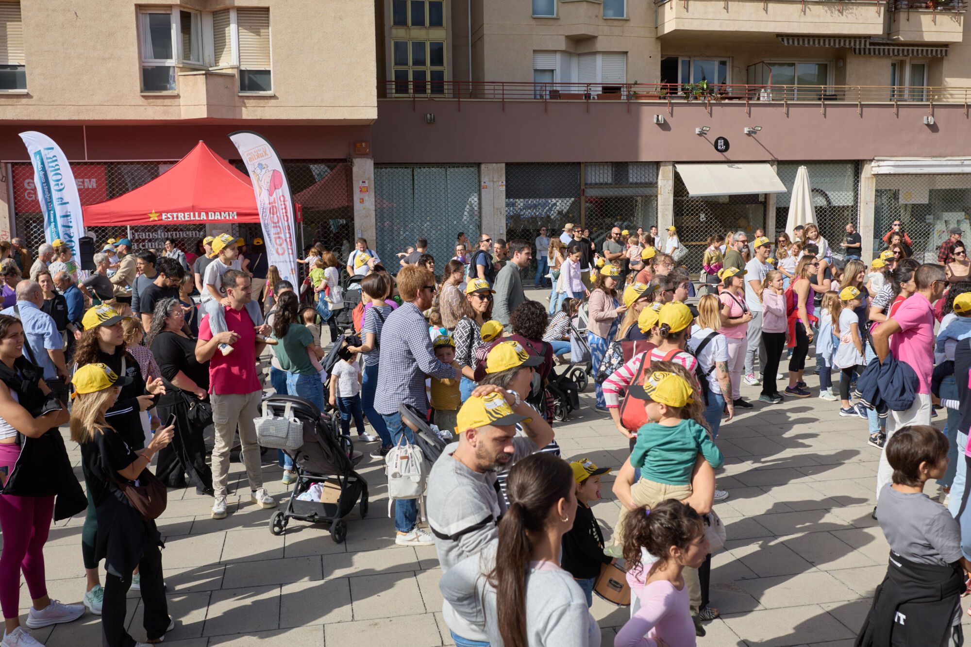 Possat la gorra contra el cancer infantil a la plaça Salvador Espriu de Girona