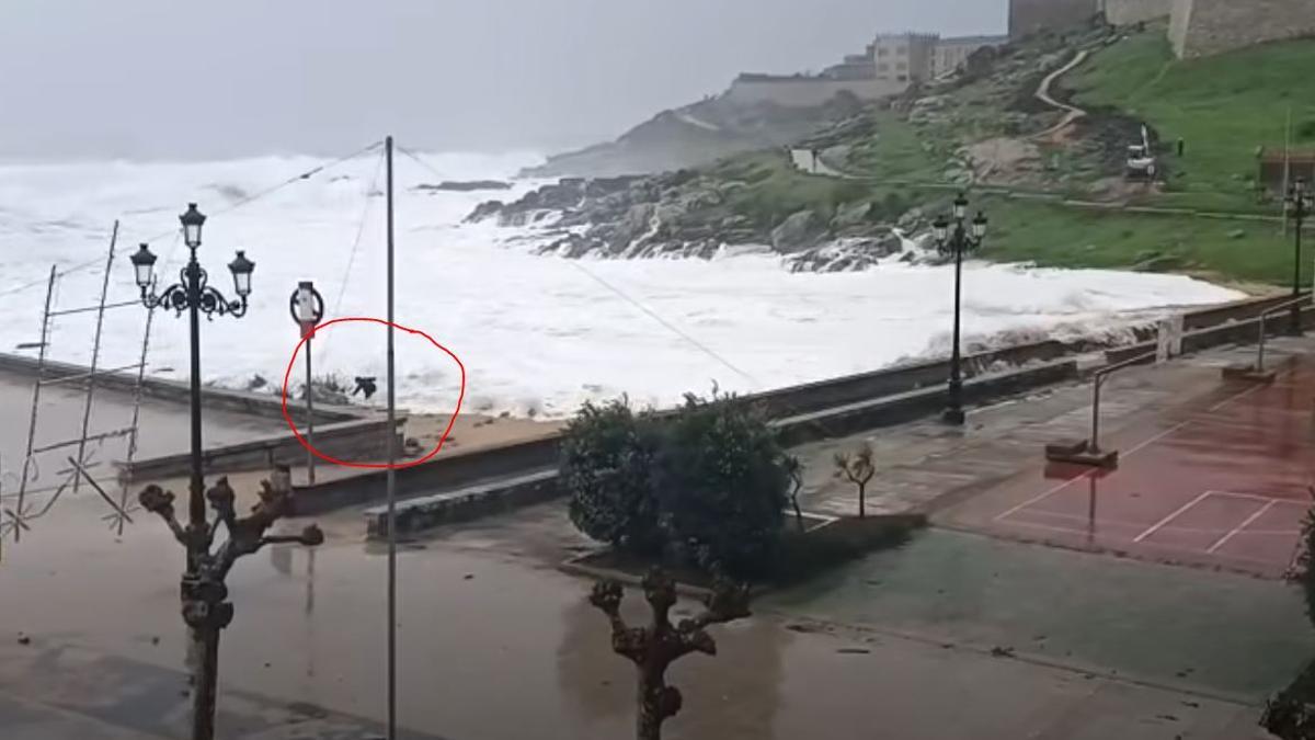 Die deutsche Urlauberin, kurz bevor die Welle sie ins Meer reißt.