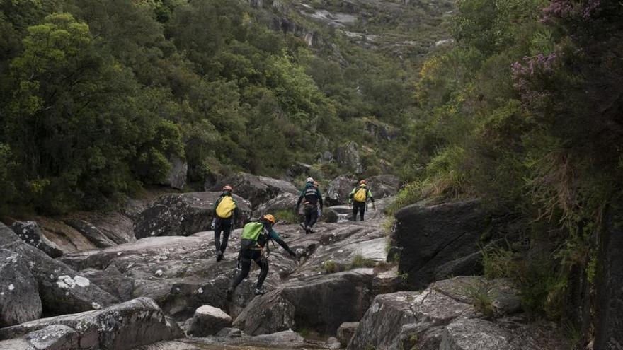 Los equipos de rescate, ayer en A Corga. // B. Lorenzo