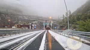 La granizada en el Monrepós ha obligado a los conductores a refugiarse en los túneles.