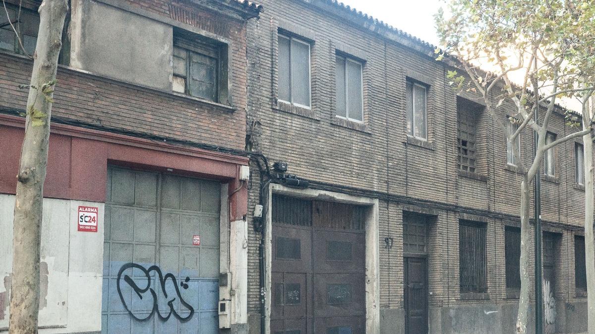 Algunas de las naves industriales afectadas por la modificación del plan de la avenida de Cataluña.