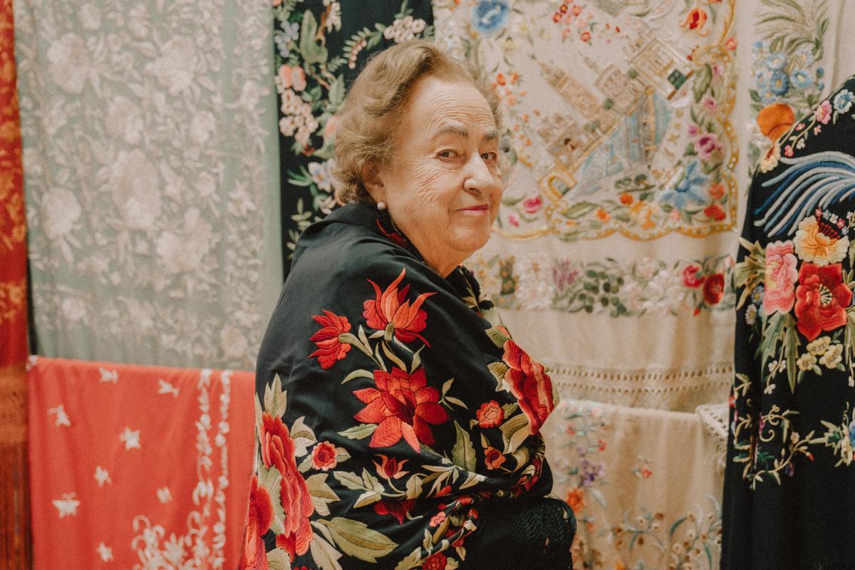 Ángeles Espinar, reconocida como Tesoro Viviente por el Círculo Fortuny, posa con sus creaciones en su taller de mantones de Manila en Villamanrique de la Condesa, Sevilla.