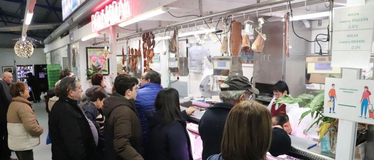 Clientes en una de las carnicerías de la plaza de abastos de Ourense.