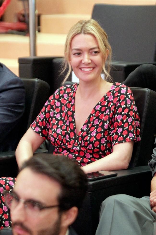Marta Ortega con vestido de flores en la junta de accionistas de Inditex