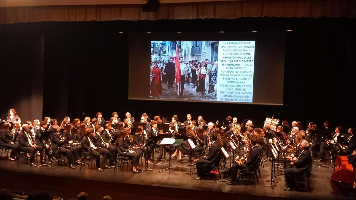 Un momento del acto de entrega del premio, con los músicos de l'Amistat sobre el escenario.