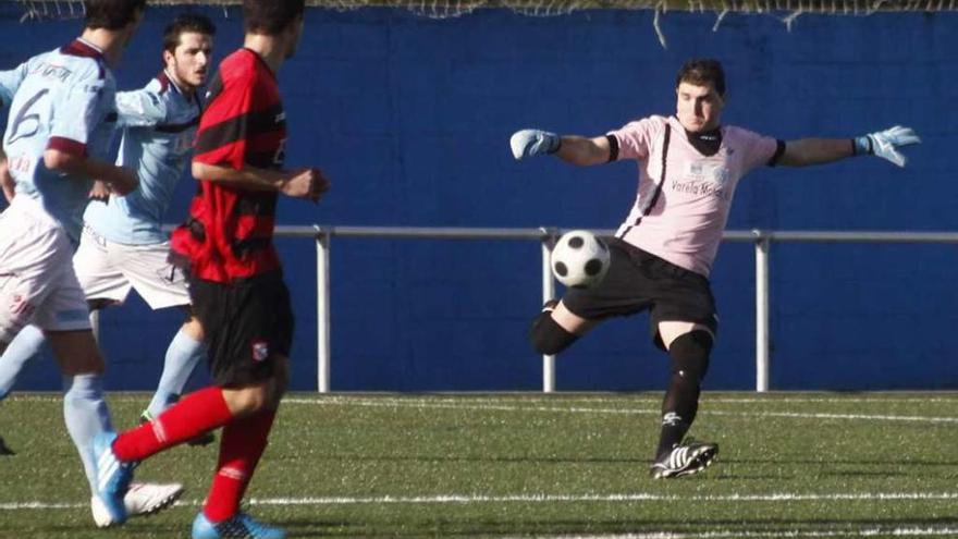 Makelele saca de portería en un partido anterior con el Estudiantil en San Martiño. // Bernabé/Luismy