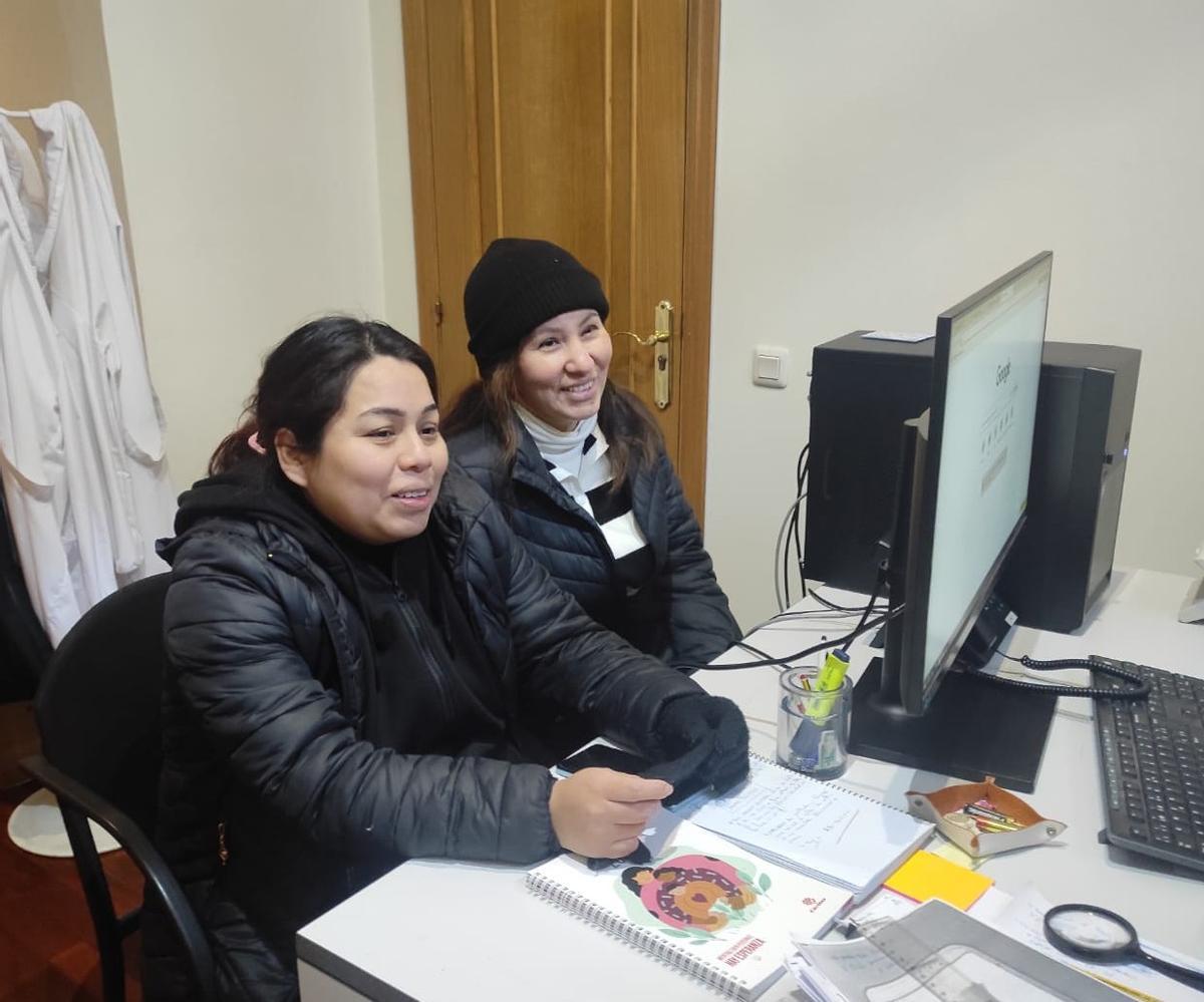 Estefani Sánchez y Estefanía de la Cruz, dos peruanas residentes en Santiago.