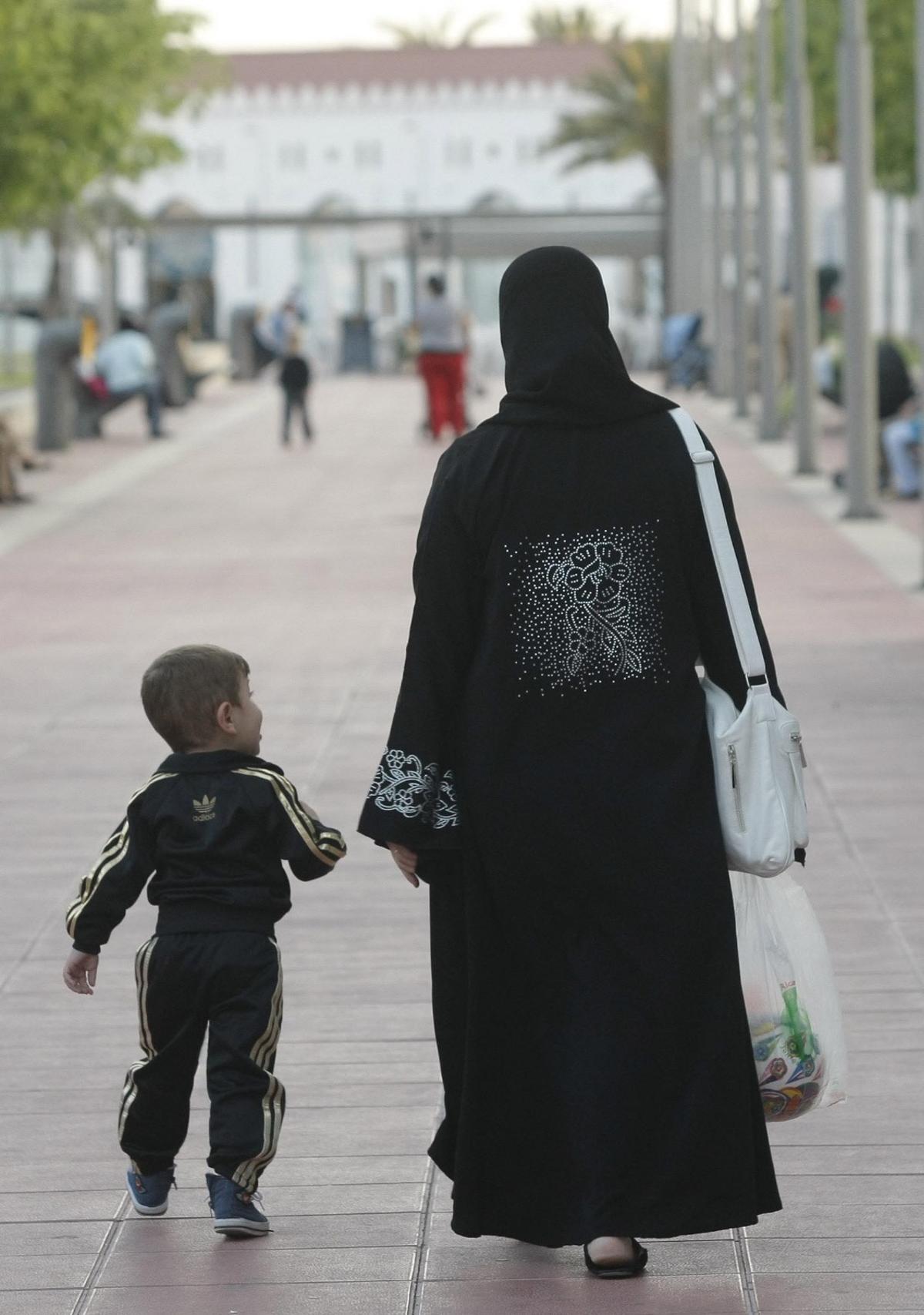 El nicab o burka cubre el cuerpo y la cara, mientras que el hiyab, solamente el cabello.