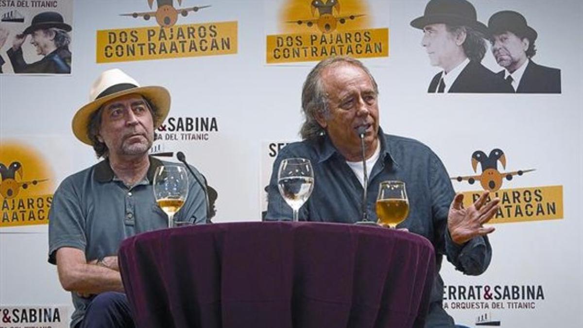 Joaquín Sabina, a la izquierda, y Joan Manuel Serrat, ayer en Zaragoza, durante la rueda de prensa de presentación de su gira por España.