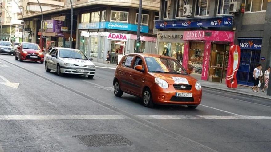 Algunos de los vehículos con carteles de la Plataforma por la Gran Vía de Murcia