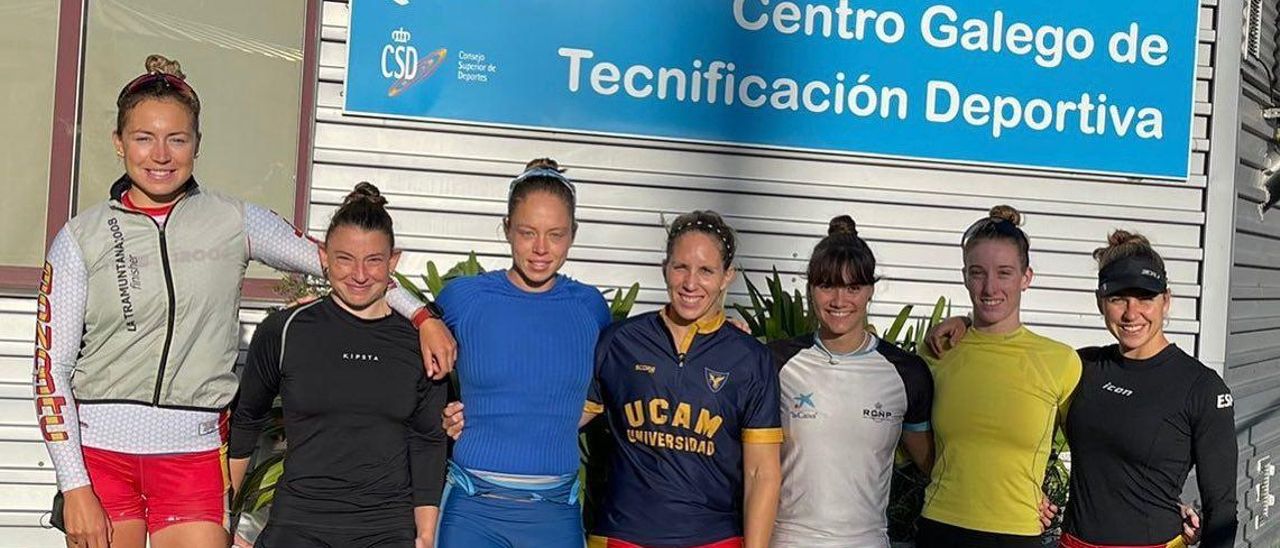 Miriam Vega y Sara Ouzande, al lado de Teresa Portela en el centro de tecnificación gallego.