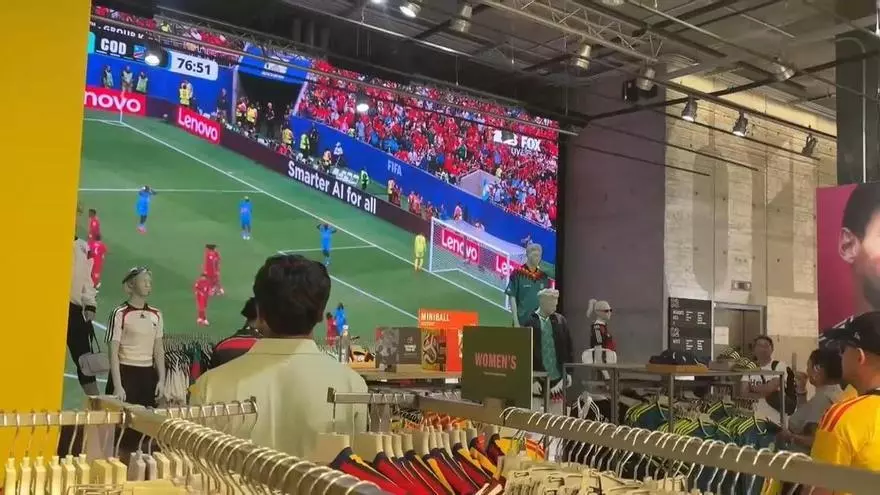 Las pantallas gigantes de Adidas en la Quinta Avenida atraen a aficionados del Mundial