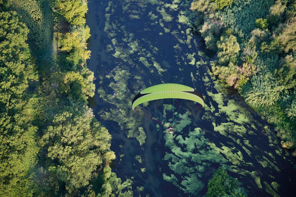Un vol amb parapent sobre les Ribes del Ter amb material de Niviuk