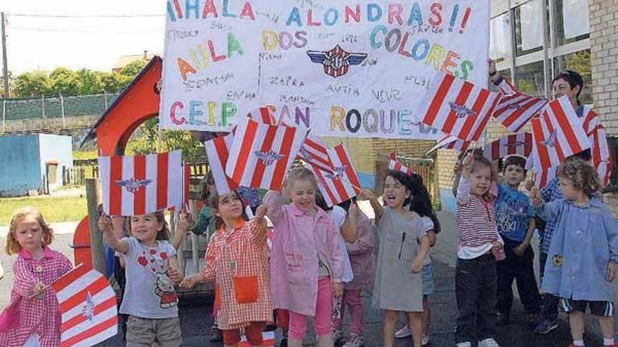 Los alumnos del Aula dos Colores del CEIP de San Roque, con su pancarta y banderas para animar al Alondras.  // Gonzalo Núñez