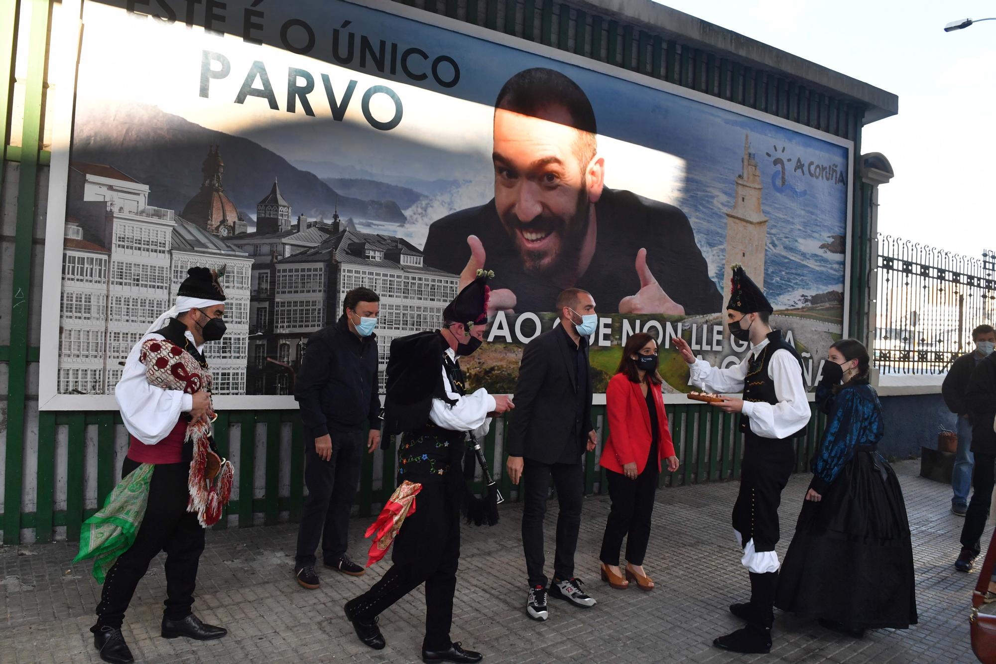 Jorge Ponce inaugura en A Coruña la valla que le convierte en 'el único tonto al que no le gusta A Coruña'