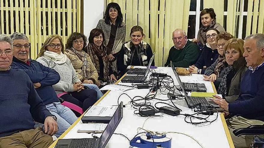 Participantes en un taller de iniciación de la informática. // FdV