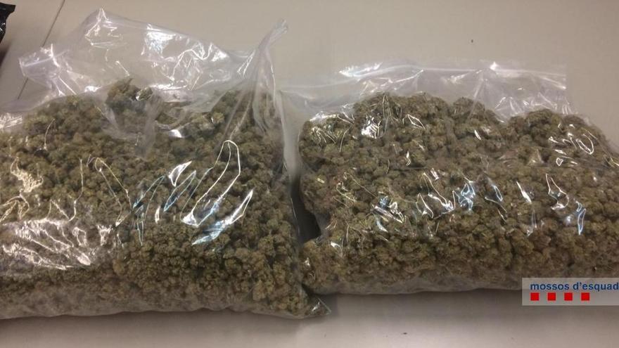 La bossa amb 7,5 kg de marihuana dins un cotxe a Lloret de Mar.