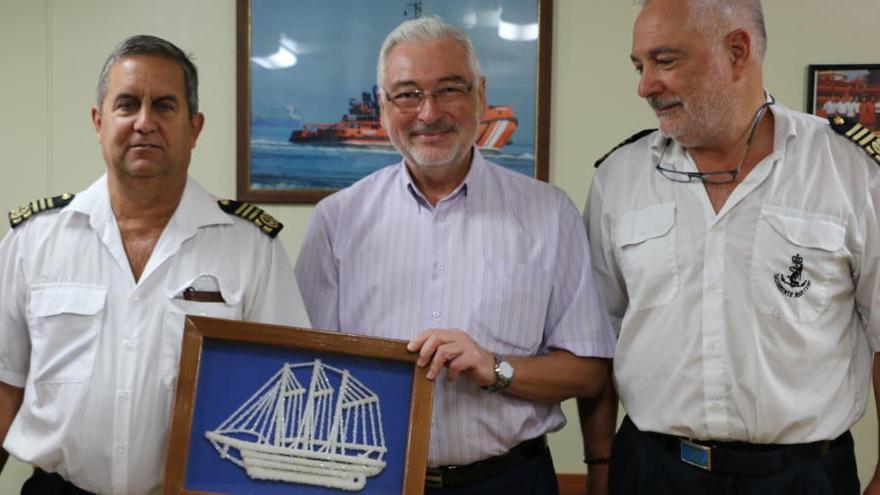 El alcalde agradece el servicio prestado en el puerto de Torrevieja al Sar Mesana