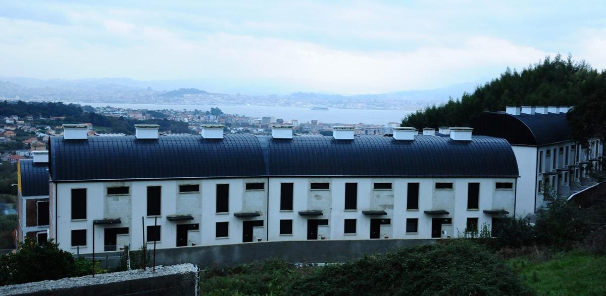 Vista de los chalés sin terminar en A Regueira.