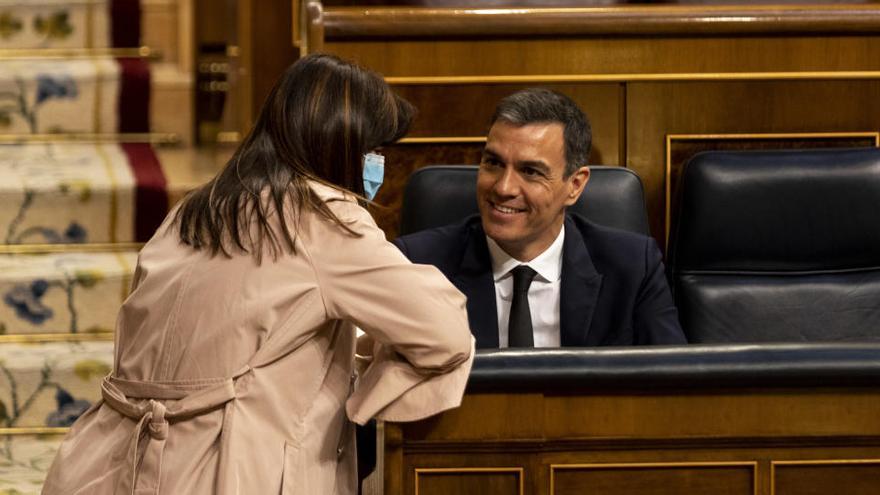 Pedro Sánchez i Laura Borràs, conversen durant el ple d&#039;aquest dimecres