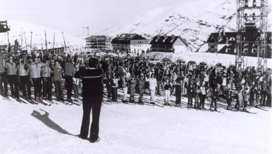 Un sieglu baxando pela nieve en Payares: dos suizos fueron los primeros n&#039;esquiar nel puertu, en 1922