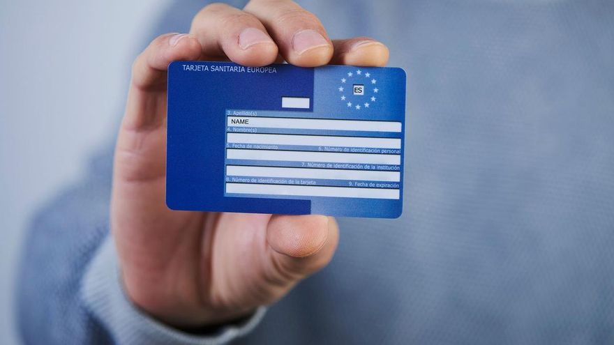 ¿Vas a viajar por Europa? No olvides la Tarjeta Sanitaria Europea: así se pide gratis y esto es lo que cubre