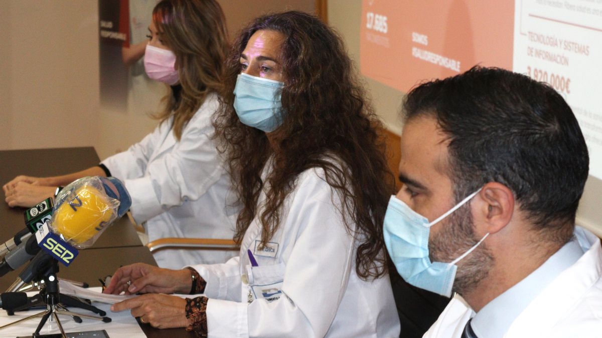 Rueda de prensa de Eva Baró, junto al director Médico y la directora de Enfermería.