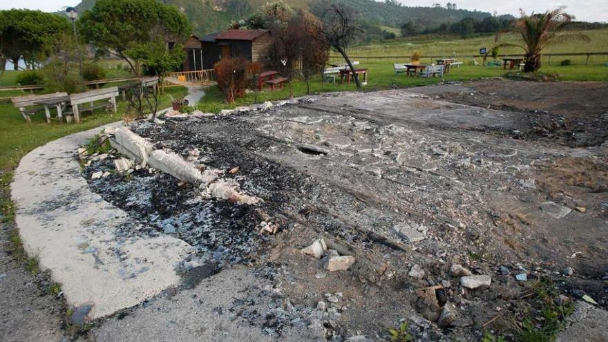 Estado en que quedó el área de Moniello tras el incendio del chiringuito hace varios meses.